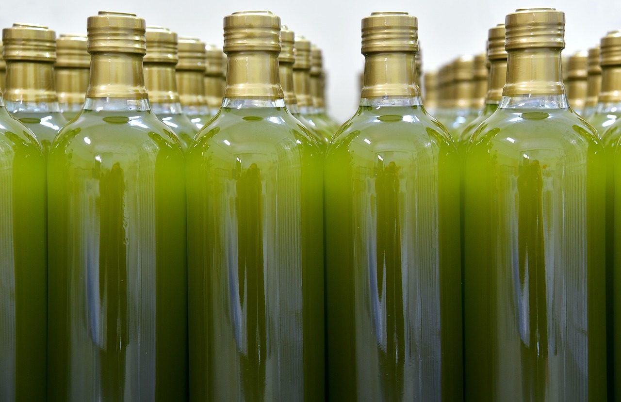 Hrnček bylinkového čaju na drevenom stole v lese s machom a šiškami